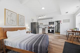 Bright and Cozy 1A Modern and Stylish Studio Apartment, Free Street Parking - 9