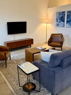 Westown 1BR Apt Near Fiserv, Baird, and Theater District - 9