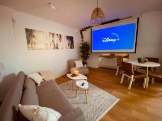 Cinema Apartment Magdeburg - Balkon & Beamer - 6