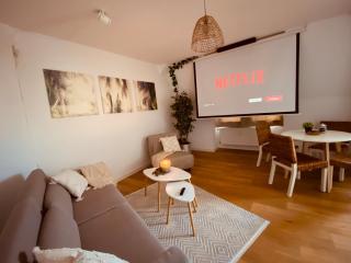 Cinema Apartment Magdeburg - Balkon & Beamer - 4
