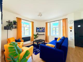 Spacious Central Apartment, Perfect for Families, Groups, Business - Close to Station - 0