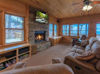 A Bears Lair - Scenic Views, Hot Tub, Cozy Fireplace in the Prestigious Mountain High Community near Blue Ridge - Mineral Bluff, - 9