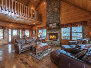 A Bears Lair - Scenic Views, Hot Tub, Cozy Fireplace in the Prestigious Mountain High Community near Blue Ridge - Mineral Bluff, - 8