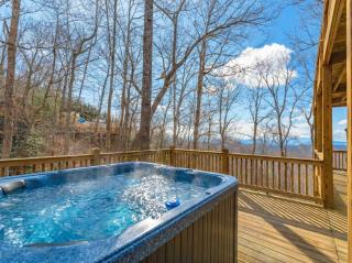 A Bears Lair - Scenic Views, Hot Tub, Cozy Fireplace in the Prestigious Mountain High Community near Blue Ridge - Mineral Bluff, - 7