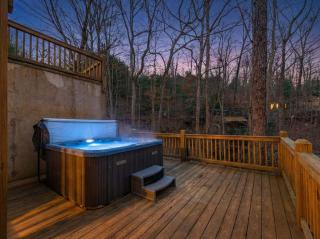 A Bears Lair - Scenic Views, Hot Tub, Cozy Fireplace in the Prestigious Mountain High Community near Blue Ridge - Mineral Bluff, - 5