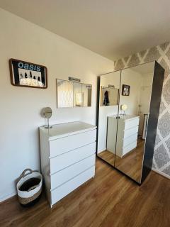 The Oasis Room - Fast Wi-Fi - Private Workspace - 8