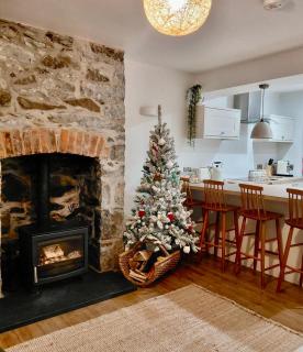 Morfarch traditional stone cottage within Conwy walls - 0