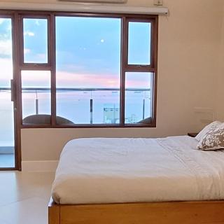 BREATHTAKING BAY AND CITY VIEWS- 1-5 BR Luxury and Superior Condos with, Balcony, Pool, Netflix & Gym- Housekeeping Available - - 9