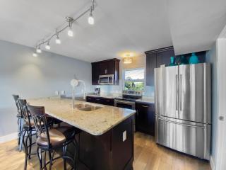 Shoreline Townhomes 10 l Steps to the Beach l Beautiful views from 2nd and 3rd balconies - 7