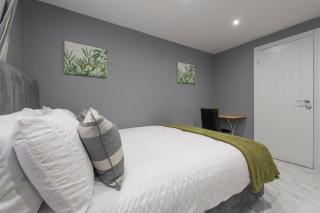 Bright 2-Bedroom Ensuite Apartment with Kitchen - Belvedere - 9