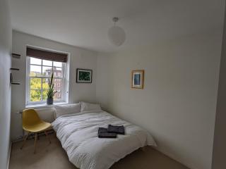 Leafy top floor apartment -views over London - London - 9