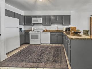 Sunseekers 2 l Beachfront l Ground Floor with Open Greenspace l Amazing Views - 4