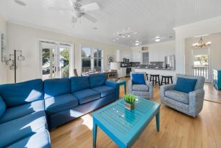 Surfer Dog l Beachfront Pool l Includes Beach Chairs and Bikes - 2