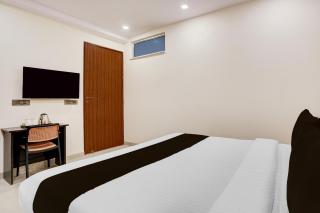 Super Townhouse Preet Vihar Metro Station - 3