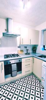 Modern 2-bed , Bradley Stoke, NR Parkway Station, Free Parking - 1