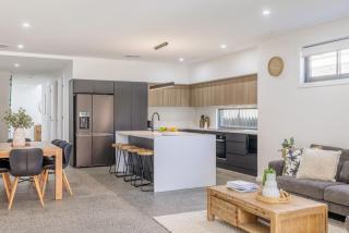 Summer Dayz Shoal Bay, 21B Tomaree Rd - ducted air and WiFi - 3