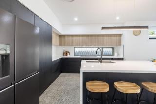 Summer Dayz Shoal Bay, 21B Tomaree Rd - ducted air and WiFi - 1