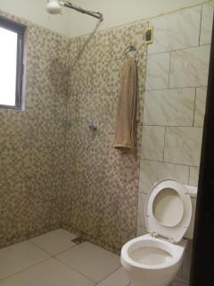 habitación cómoda con baño en suite y servicio de taxi - Isla del Mono - 1