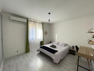 4 bedroom house and pool - 8