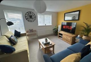 3B 6PP GreatParkTownHouse A1 J78 EV Parking WiFi - 0