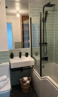 3B 6PP GreatParkTownHouse A1 J78 EV Parking WiFi - 1