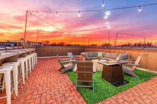 Skyline Views with Double Rooftop Deck & Game Room - 6