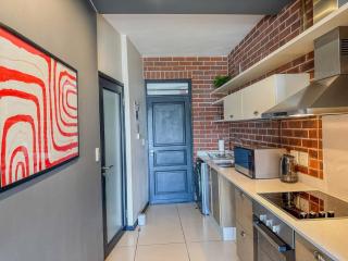 Bright Rosebank Gem Connected to the Mall with Backup Generator - 9