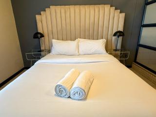 Bright Rosebank Gem Connected to the Mall with Backup Generator - 4