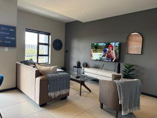 Bright Rosebank Gem Connected to the Mall with Backup Generator - 1