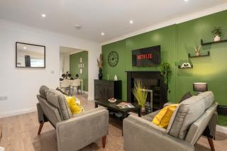 Modern 3BR Home - Designated Parking - Groups - 0