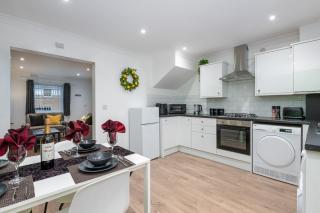 Modern 3BR Home - Designated Parking - Groups - 6