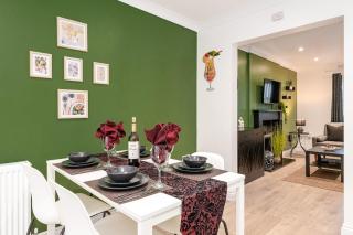 Modern 3BR Home - Designated Parking - Groups - 4