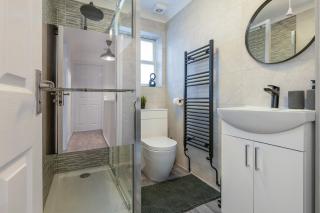 Modern 3BR Home - Designated Parking - Groups - 1