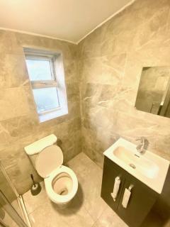 Modern 4-Bed Home Near Hospital & Station - 2