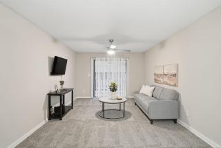 Trendy retreat w open living space - 9