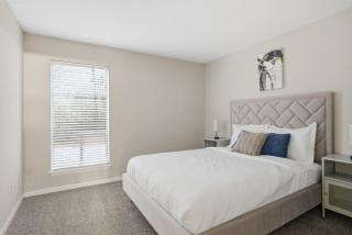 Lovely 2BR with warm, modern feel - 2