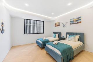 Luxurious 5 bedroom home with Harbour Bridge view - 2