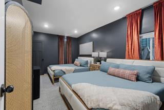 Luxury STL Oasis Sauna, Firepit, HotTub and Games - 9