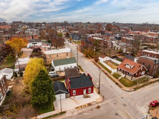 Luxury STL Oasis Sauna, Firepit, HotTub and Games - 4