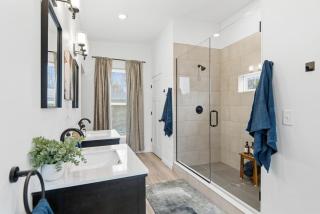 Luxury STL Oasis Sauna, Firepit, HotTub and Games - 2