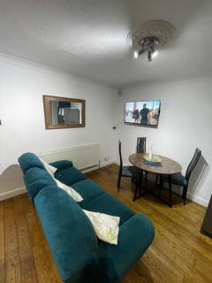 Lovely 4 bed house with patio & bbq - 2