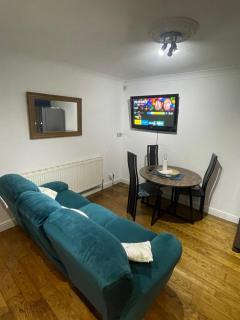 Lovely 4 bed house with patio & bbq - 7