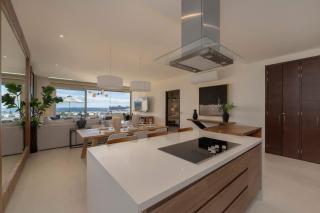 Luxurious New 3BR Condo with Ocean and Arch Views - 4