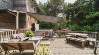 The Castle Rock Estate by AvantStay Steps From Arch Cape beach w Hot Tub Sauna - Arch Cape - 1