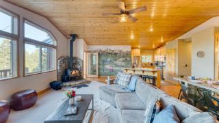 Golden Summit by AvantStay Stunning Secluded Cabin w Access to Tahoe Donner - 3