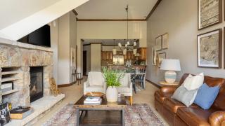 Twin Chutes by AvantStay Beautiful Ski in Ski out Condo w access to Hot Tub Gym - 8