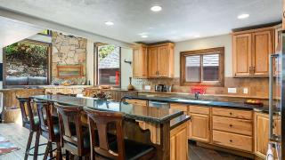 Red Hawk by AvantStay Charming Cabin w Theatre Spa 5mins to Deer Valley Mtn - 2