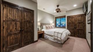 Red Hawk by AvantStay Charming Cabin w Theatre Spa 5mins to Deer Valley Mtn - 6