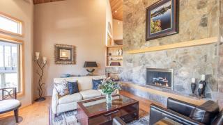 Sunriver by AvantStay Cozy Mountain Home w Indoor Pool and Hot Tub - Sunriver - 1