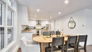 Webster by AvantStay Central Location w Hot Tub and Patio - 2